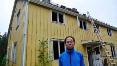 Söderfors 10 september 2013:
Den kinesiske företagaren Zhou Hai köpte i början av 2013 de förfallan fastigheterna Vallgrinds på Östermalmsvägen i Söderfors på exekutiv auktion. Med kinesiska hantervkare har han nu påbörjat renovering.