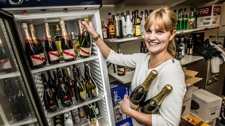 Emelie Eriksson tar ut champagneflaskor inför nyårsfesten på Flustret.