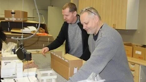 Formgivaren Karl-Johan Karlsson och företagets ägare Robert Holmkvist i RHM i Hållnäs AB fabrikslokal i Tierp.