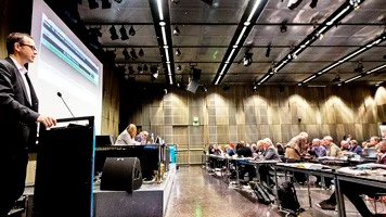 kommunfullmäktige beslutar om en cykelpolicy, Stefan Hanna(C) i talarstolen.