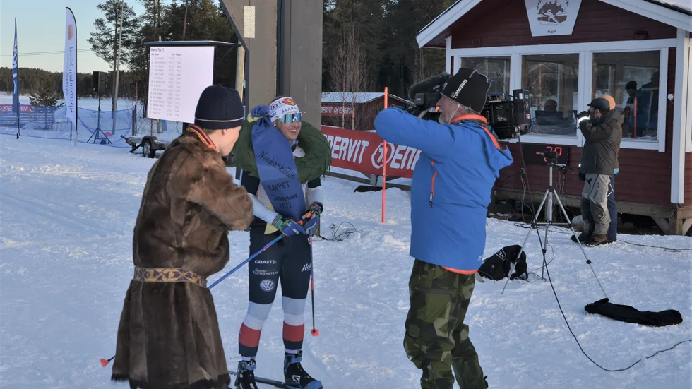 Frida Hallquist har precis fått segerkransen av Jan-Erik Kuoljok efter sin överlägsna seger i Red Bull Nordeskiöldsloppet.