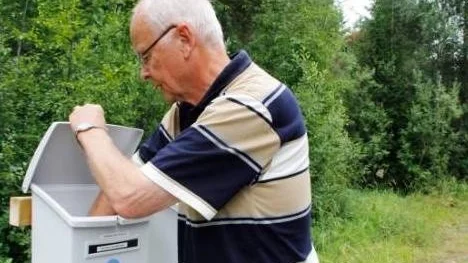 Bengt Olsen vid  samlingsbrevlådan i Skinnäsviken.