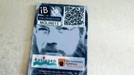 Lars Mohlin-sällskapet sätter upp en plakett på Hotellet i Norrskedika samt visar enminnesfilm. Ordförande Irene Holmgren