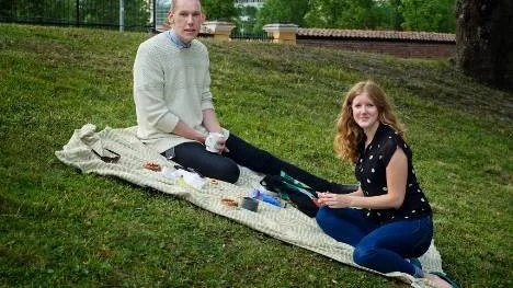Nicklas Khilberg och Jenny Lagensjö provar på att picknicka utanför Botaniska Trädgården.