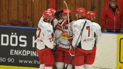 Emil Larsson grattas efter ett av sina två mål.