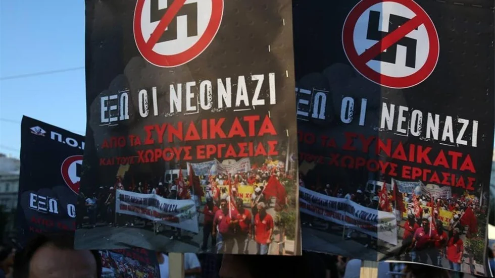 Motdemonstration. I spåren av krisen i Grekland har det nazistiska partiet Gyllene Gryning fått ökat stöd. Här hålls en motdemonstration i Aten.