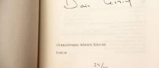 Han läser, lagar och binder in