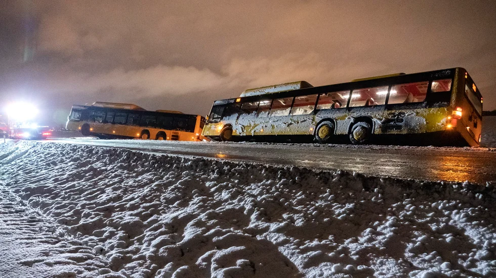 Den 21 februari vältes flera bussar i snöstormen. 