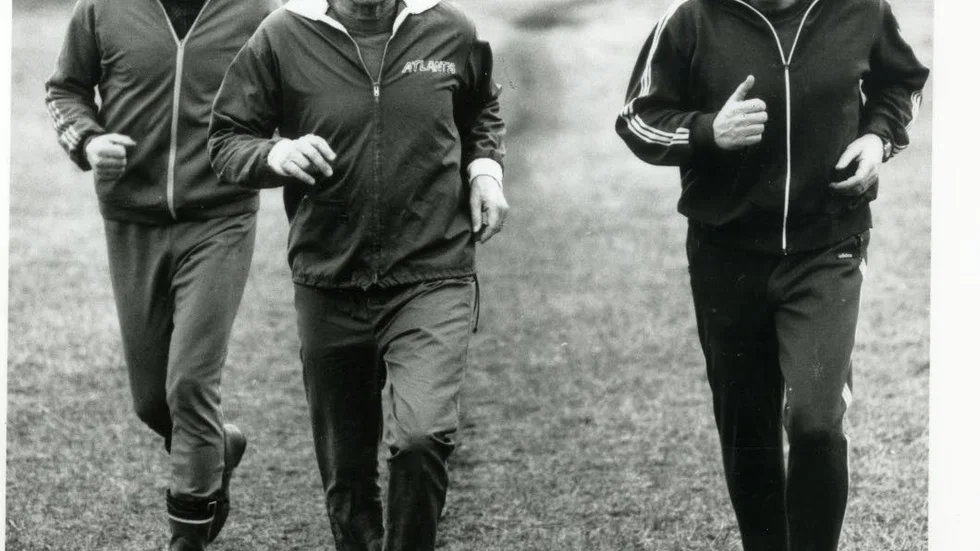 På språng. Olof Palme joggar i spåret vid VO-torpet vid ett besök i Västervik. Till vänster springer lokalpolitiker Yngve Råberg, och till höger riksdagsmannen Birger Rosqvist.