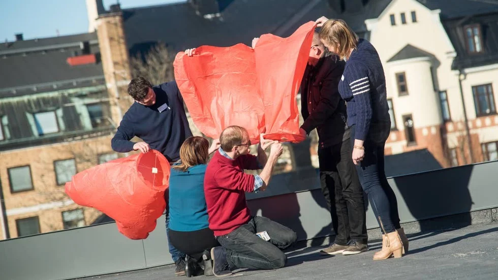 På det blåsiga taket var det svårt att få fyr på varmluftsballongens lykta.