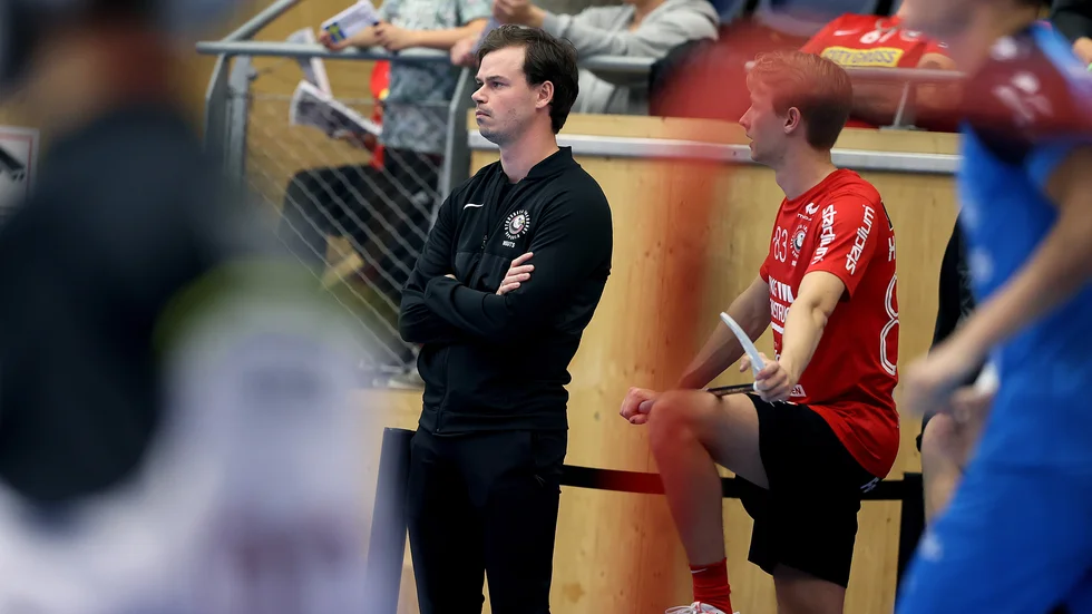Storvretatränaren Oscar Lundin, här under en tidigare match, fick se sitt lag tappa andraplatsen i den sista omgången. Nu ställs man mot Linköping i kvartsfinalen.