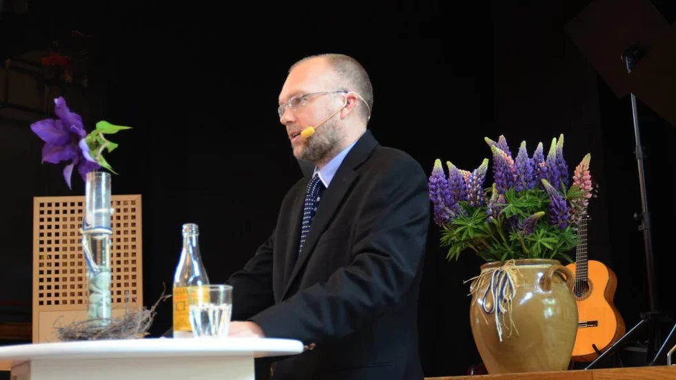 Höll tal. Rektor Ulf Kullin höll tal om globalisering och medmänsklighet.