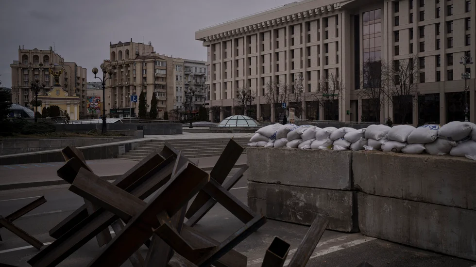 Barrikader blockerar huvudgatan utanför Majdantorget i Kiev.