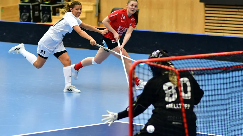 Selma Frykholm gör 2–1 för Storvreta i slutet av den första perioden. Siriusmålvakten Julia Melltorn hinner inte med.