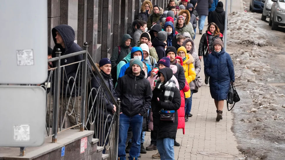 Kö till bankomaten i St Petersburg, Ryssland, dagen efter det att ryska styrkor inlett invasionskriget i Ukraina den 24 februari. Arkivbild