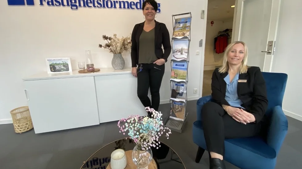Annica Bruksås och Sandra Tibring på Länsförsäkrings Fastighetsförmedling menar att prisuppgången på fritidshus i Tierps kommun är en pandemieffekt samt många kunder i Uppsala, Stockholm och Gävle tycker att Tierp är ett bra pendlingsavstånd.