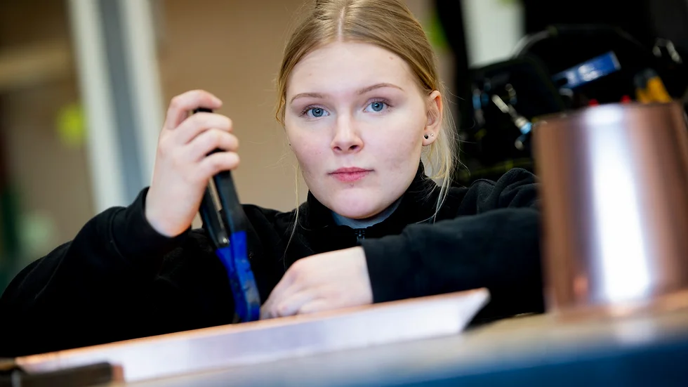Gymnasieeleven Matilda Denninger är en av sex finalister i "SM för unga plåtslagare".