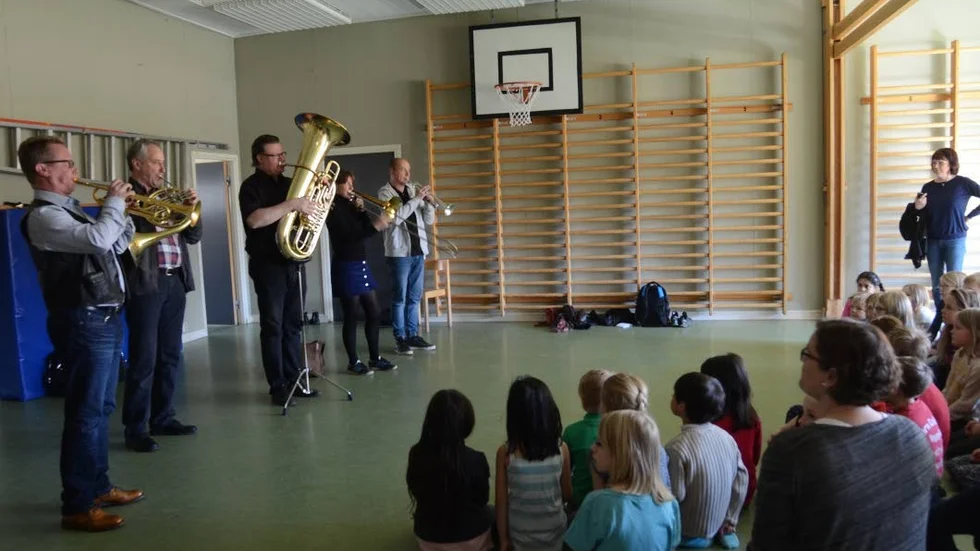 Överraskning. Östgöta brasskvintett ger en överraskningskonsert för barnen på Ernebergskolan i Gamleby.