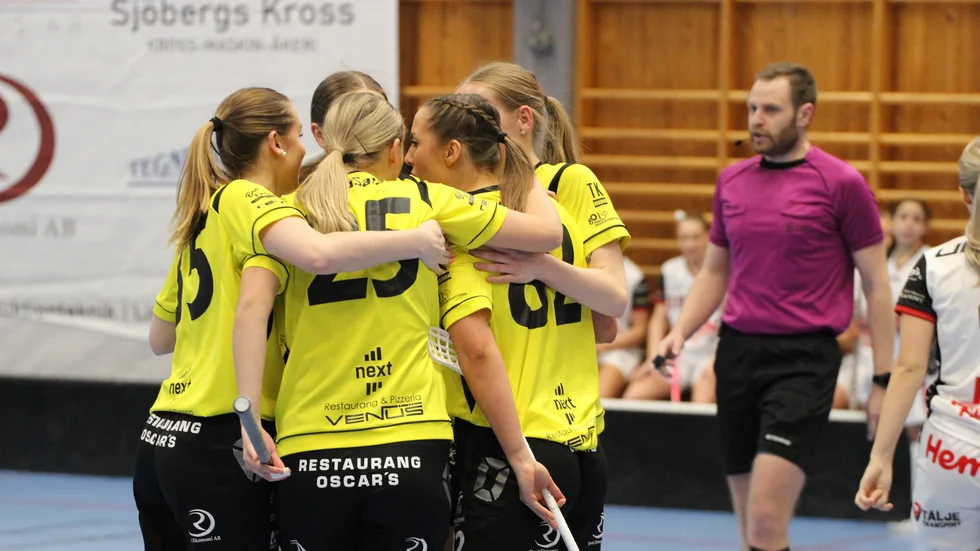 Bergs IK i gult fick jubla i förlängning i förkvalet till allsvenskan i innebandy. Totalt vann Berg, med många Motalaspelare, med 16-15 och möter nu Alingsås.