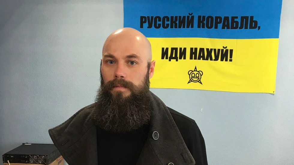 Alexander Krolikowski på frivilligkontoret i norra Kiev. Texten på flaggan är de numera kända orden som i radiokommunikation med ett ryskt örlogsfartyg ska ha uttalats av ukrainska soldater på Snake island: “Ryska skeppet, dra åt helvete!”