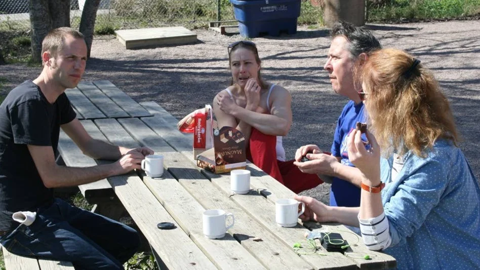 Praktikpaus. Kommunalrådet Erik Pelling (S) tar fikapaus med de tillfälliga  jobbarkompisarna i Panikteatern under sin praktikdag med gruppen.