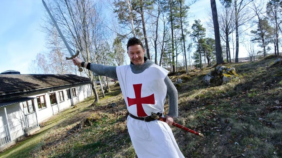 God riddare. Med ringbrynja och svärd förvandlar sig Johan J:son Ljung till den gode riddaren Sir Johan.