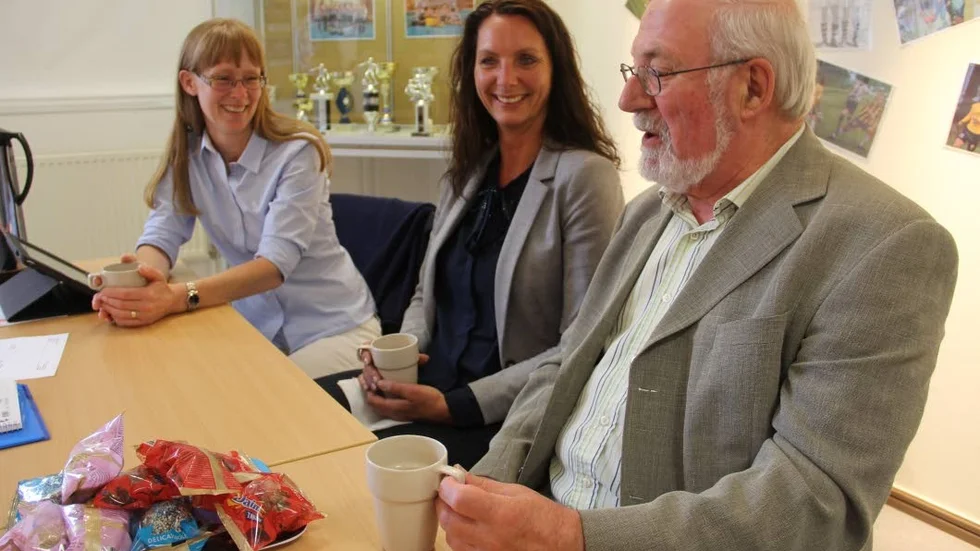 Kaffeslurk. Per Bergsten (M) dricker kaffe efter avslutat möte med processtrategen Kristina Sennblad och kommunikationsschefen Ulrika Lööf.