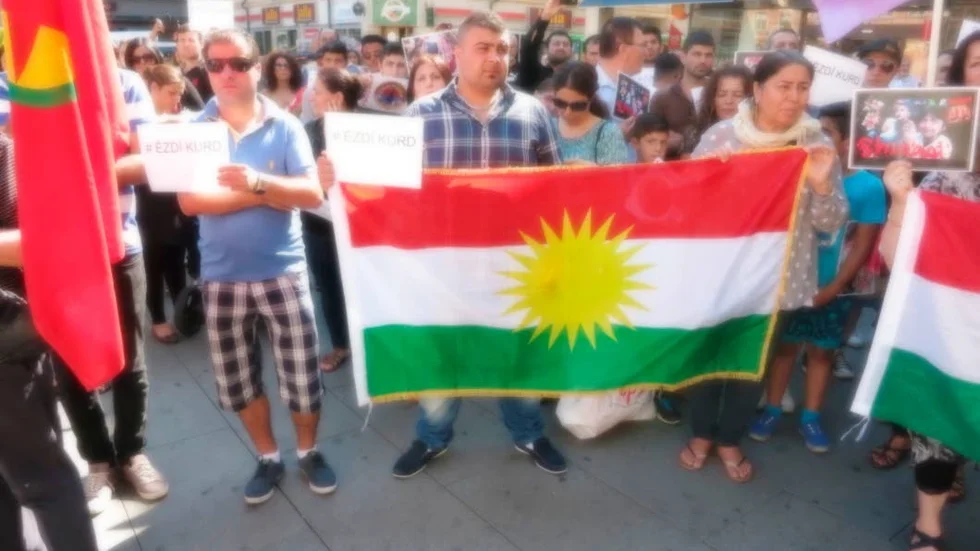 Kurdiska flaggan. Yezidierna är ett gammalt kurdiskt folk som har en egen religion.