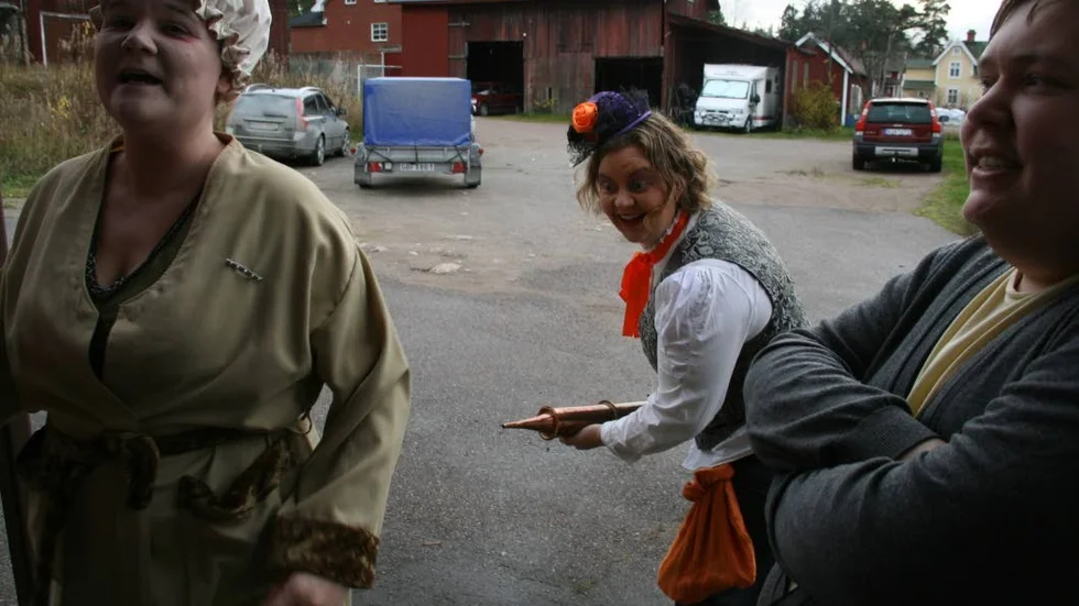 Patronessan (Viktoria Landén) och apotekaren Fru Flora (Lotta Andersson) är huvudroller i Molières Den inbillade sjuke som musical i regi av Kristian Isaksson.