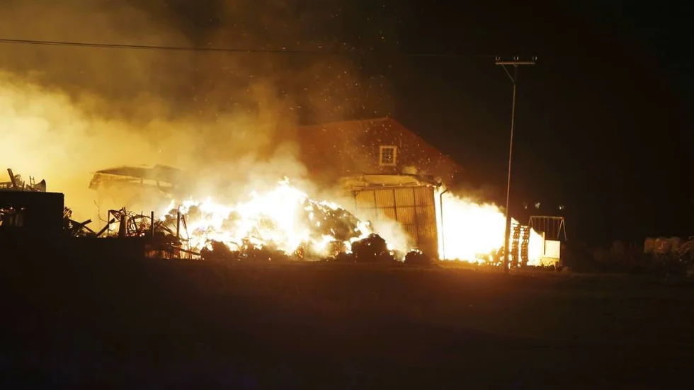 brand på bondgård, norr om Alunda
Foto : STAFFAN CLAESSON  20141021