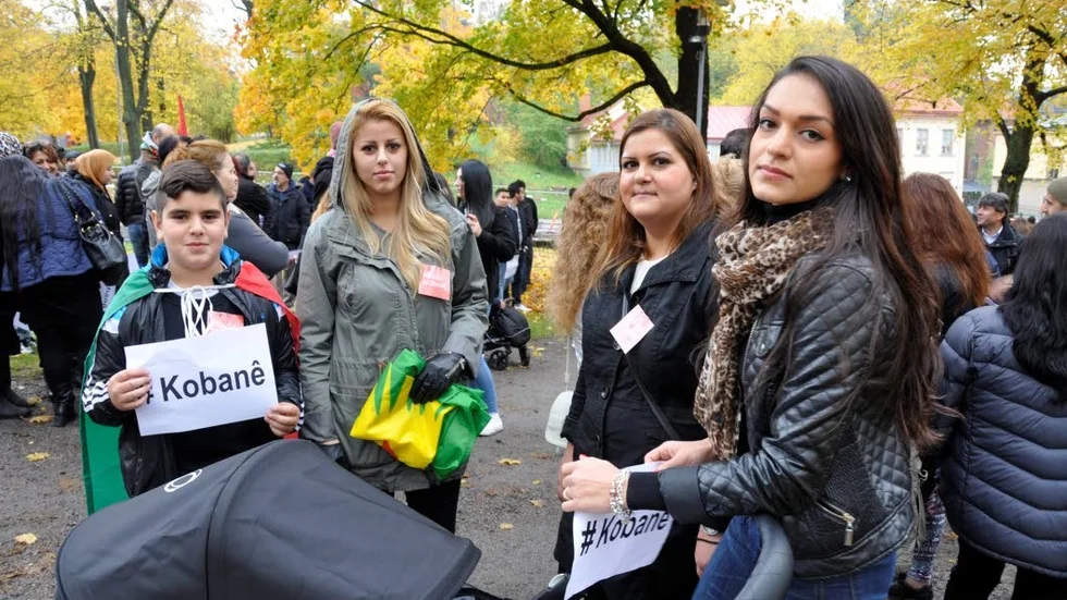 Robin Malla, Evin Bider, Gamze Bahceci och Destine Misto i Slottsbacken där demonstrationståget inleddes. Nästan två timmar senare avslutades demonstrationen på Stora torget.