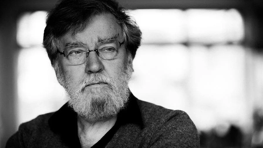 Språkkonstnär. Stewe Claeson är en urstyv stilist och prosakonstnär.