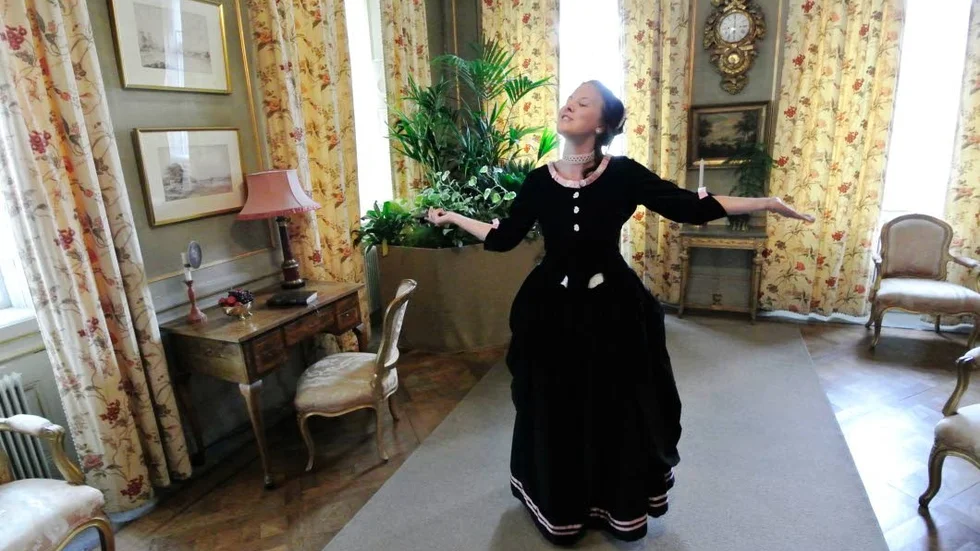 Intellektuell. I hörnkabinettet berättar mademoiselle Charlotte om sitt intresse för kultur i kontrast till en tråkig äkta man.