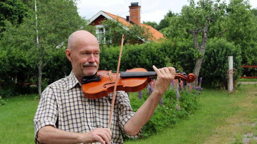 JUBILAR. Leif Alpsjö firar 40 år som riksspelman på fiol, samtidigt som hans Österbykurser har tillägnats en egen fotoutställning.