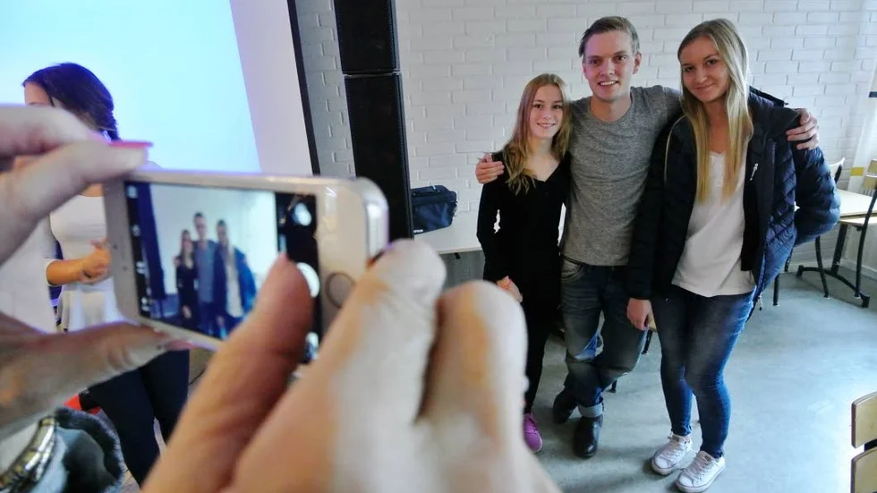 Idolbild. Lång kö för idolbilder, här Robin Lindberg med Hanna Skytt och Allie Lavestam.
