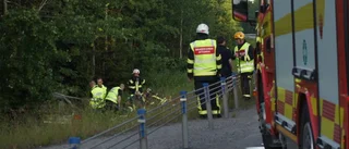 Två till sjukhus efter E4-olycka