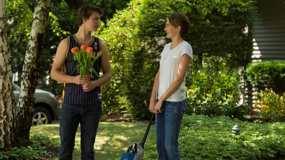 Romanmöte. Ansel Elgort och Shailene Woodley spelar de båda cancersjuka ungdomarna i filmatiseringen av "Förr eller senare exploderar jag".