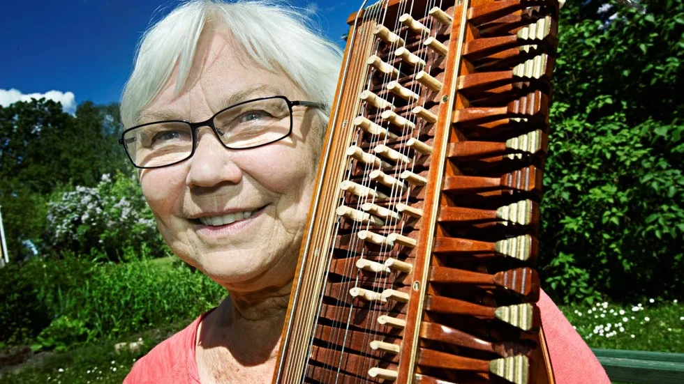 Kerstin Lindgren är en av fyra arrangörer för nyckelharpstämman.