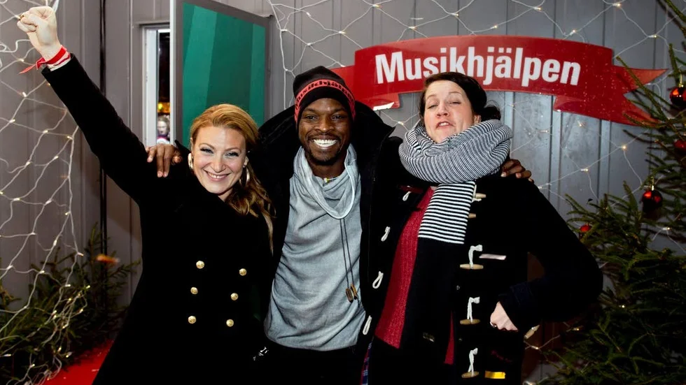 Musikhjälpare. Förra året var det Sarah Dawn Finer, Kodjo Akolor och Emma Knyckare som sände från glasburen. Vilka som blir programledare i år presenteras i höst.