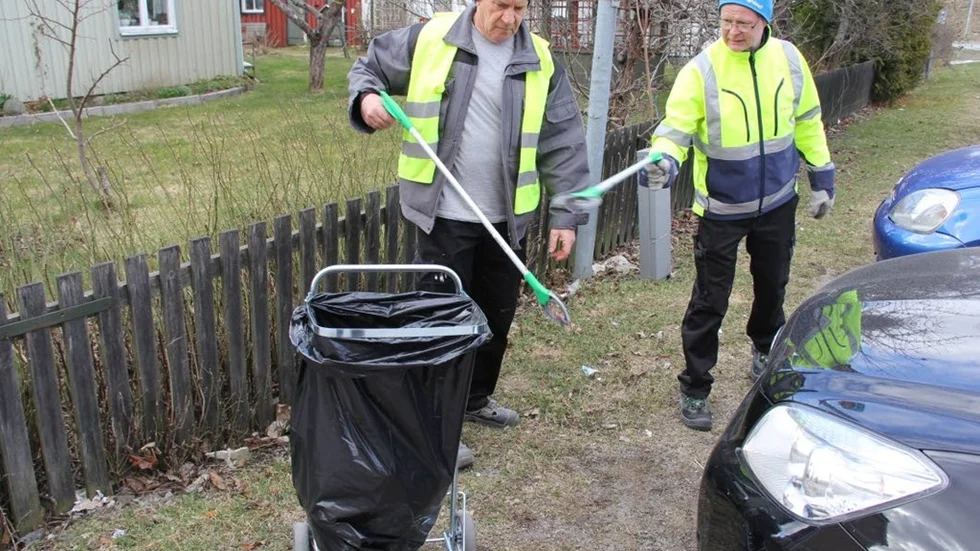 Royne Lindvall och Carl-Erik Collini Heby fixartjänst rensar korsningen Kapellgatan/Bangatan från skräp.