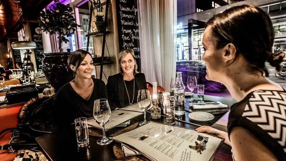 Marijana Adzyc, Kari Sandvold och Dijana Adzyc (närmast kameran) är ute på after work på Kitchen & Table:.– Det är mysigt här, och så har de bra mat och trevliga servitörer, säger Kari Sandvold.          – De har också en bra brunch, inflikar Dijana Adzyc.?Foto: Staffan Claesson