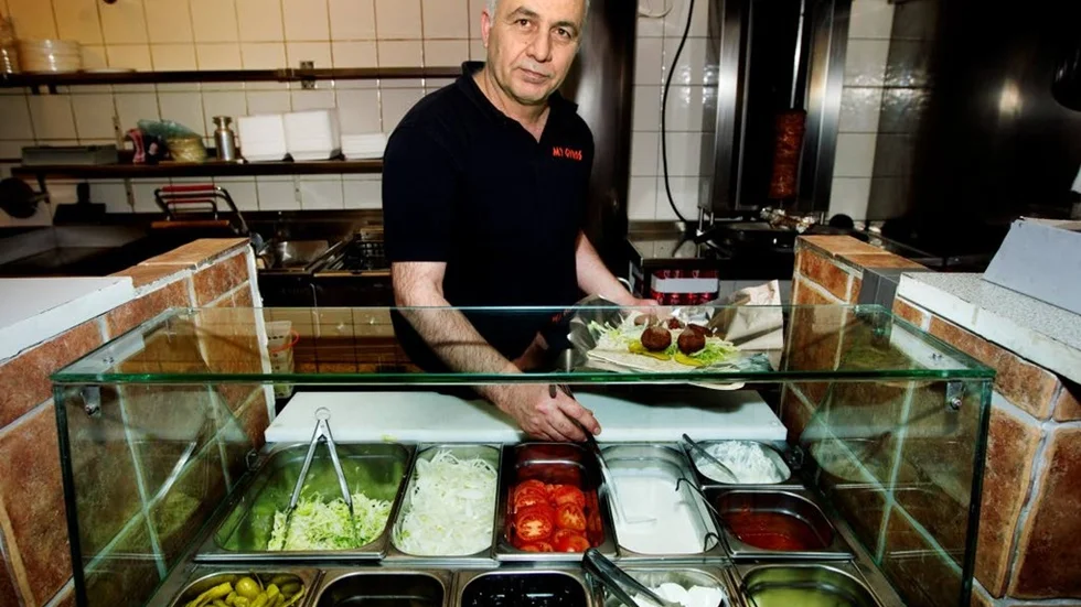 Tvåa. My Gyros på Dragarbrunnsgatan fick nästa högst poäng, Tahir Bimay står bakom disken.