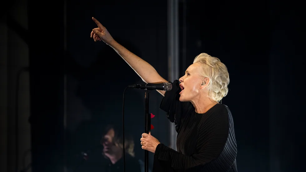 Eva Dahlgren under premiären på jubileumskonserten på Göta Lejon i Stockholm.