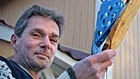 En hackspettsattrapp i form av dörrknackare har Rutger Zachau försökt med uppe vid husknuten, men det gav inget synbarligt resultat.