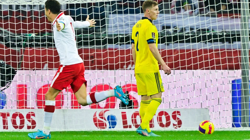 Den jublande polacken Robert Lewandowski passerar Emil Krafth efter Polens 2-0-mål under tisdagens playoff-final till VM. Arkivbild.
