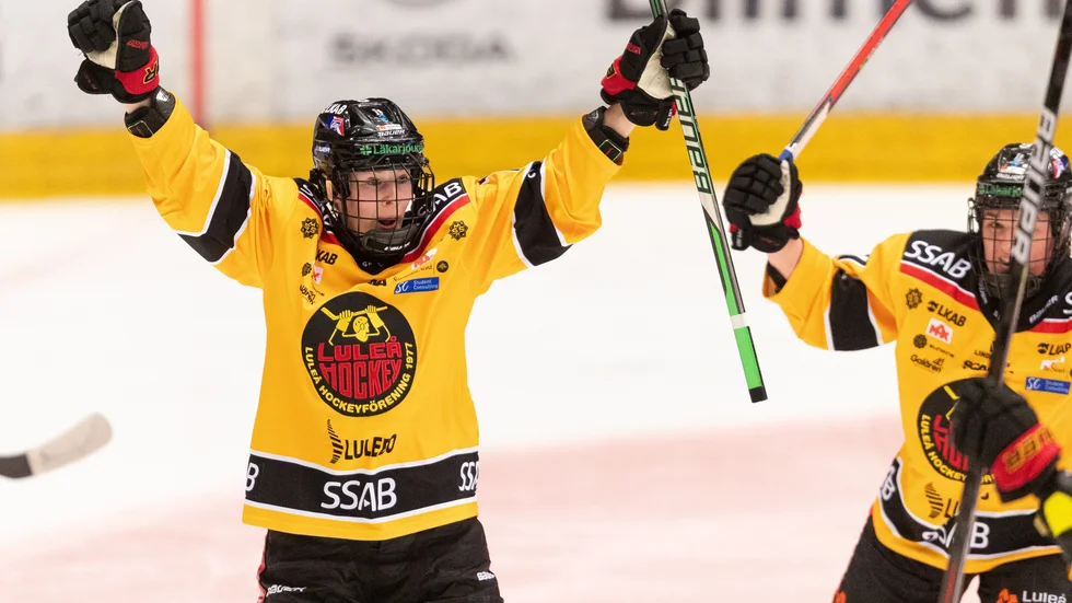 Jenna Pirttijärvi jublar efter 0-1-målet som hon tryckte in i den övergivna kassen då Brynäs målvakt Ellen Jonsson låg knockad bakom den samma.