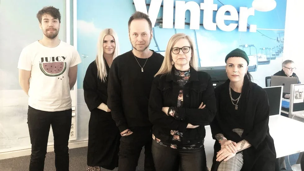 Helena Eriksson, vd och ny delägare i Vinter, flankerad av delar av Vinters personal, till vänster Erik Gotfredsen, Caroline Johansson och Ronny Olovsson, till höger Mariana Vnuk.