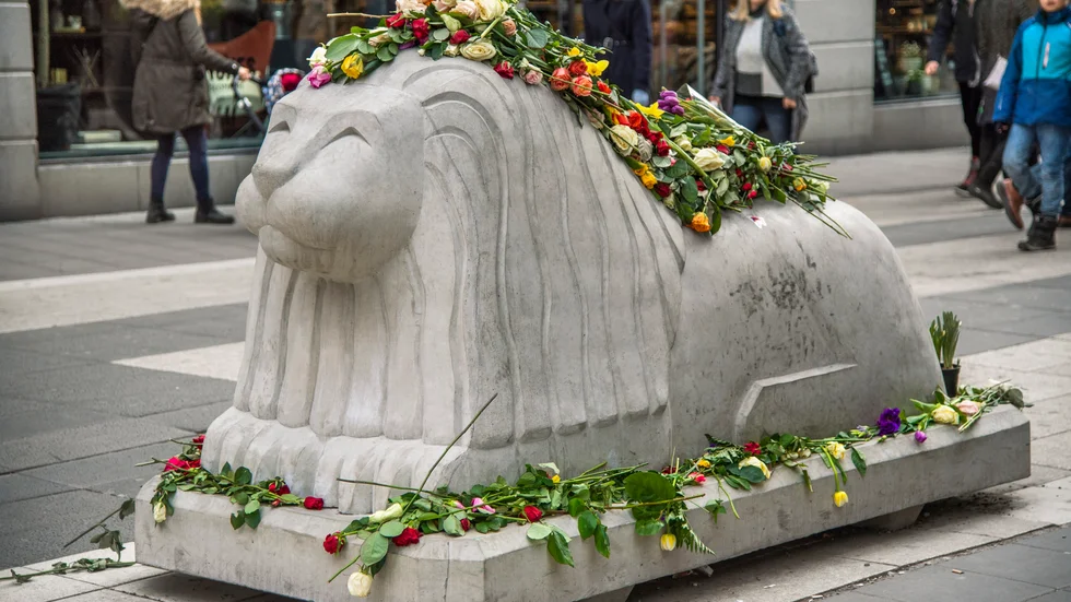 Stockholmare lade ner blommor vid Åhléns City, stenlejonen och på trappan vid Sergels torg på årsdagen av terrordådet 7 april 2017 på Drottninggatan i Stockholm. Arkivbild.