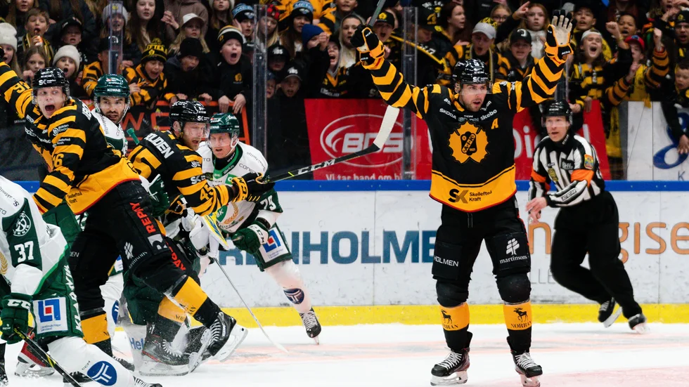 Joakim Lindström show. AIK:s fixstjärna gjorde två nya mål, när AIK reducerade i kvartsfinalserien mot Färjestad.