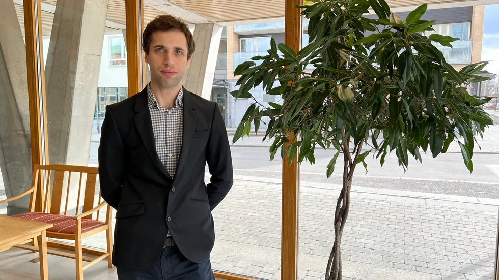 Alexander Höglund (L) förste vice ordförande i Östergötland hoppas att regionen på sikt ska få fler barnmorskor.